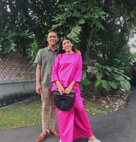 Betty bersama suami ketika menyambut Syawal baru-baru ini.